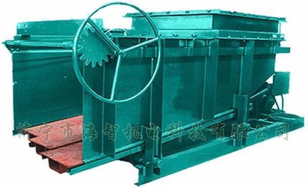 導料槽設有多個活動式底板，底板在回程過程中可以承受物料所帶來的摩擦力